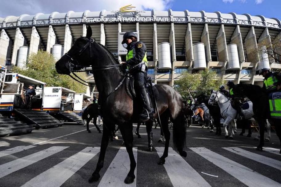 Dopo i cani, i cavalli: gli ingressi dell’impianto madrileno sono stati presidiati anche cos. Getty Images